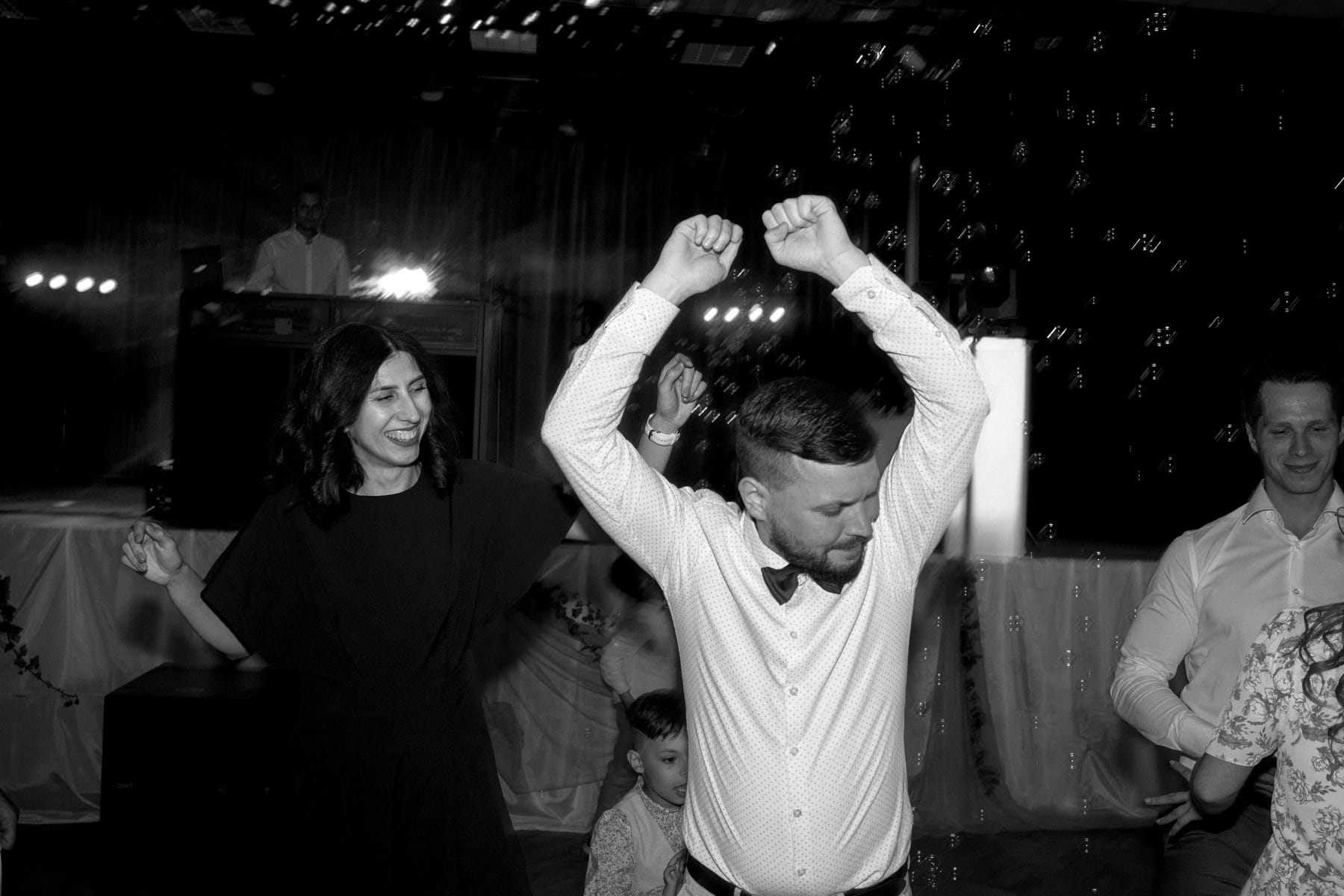 Svadobná party fotografia plná pohybu a emócie.