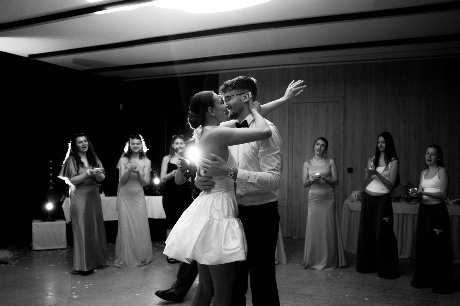 Svadobná party fotografia plná pohybu a emócie.
