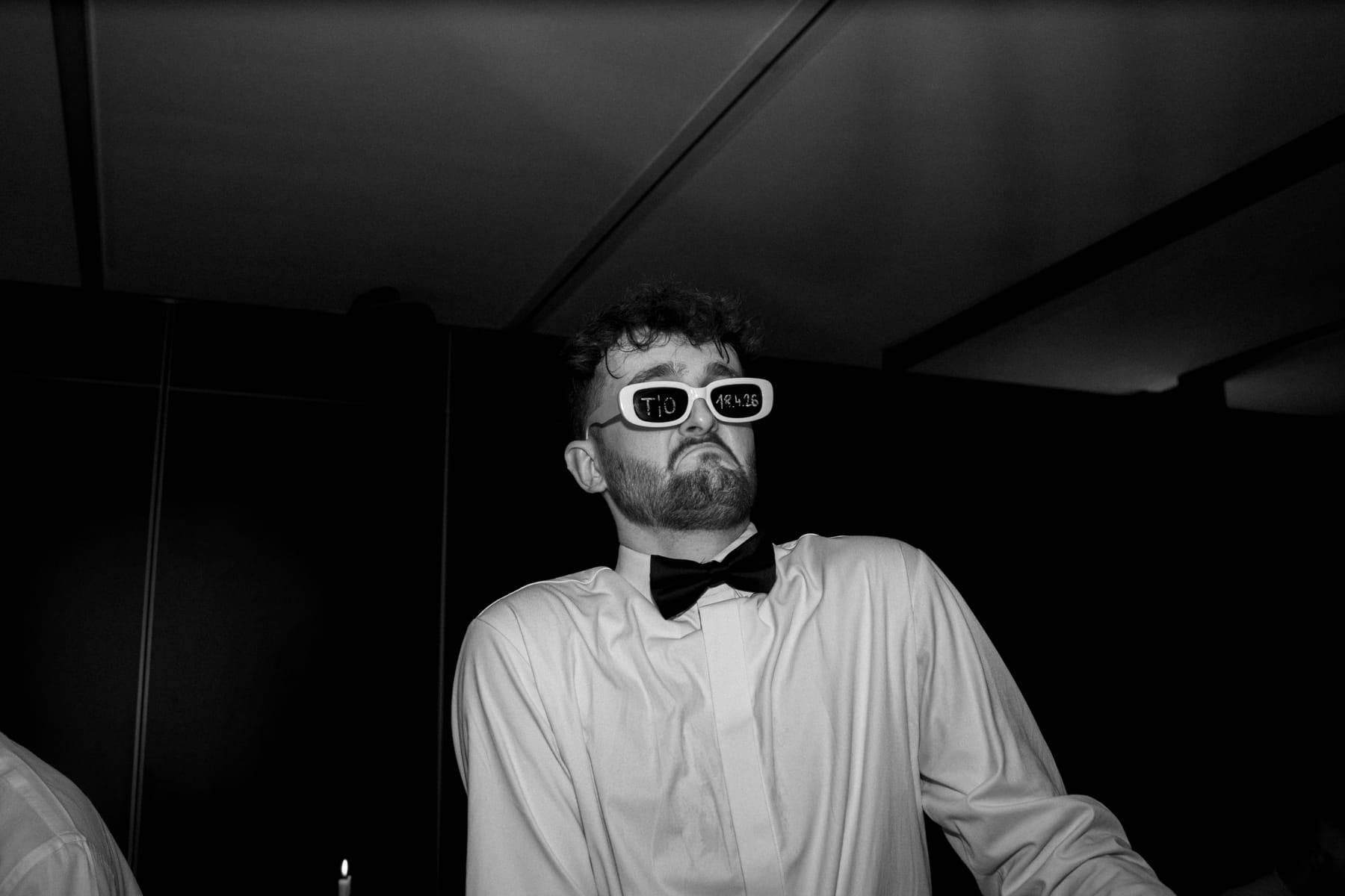 Svadobná party fotografia plná pohybu a emócie.