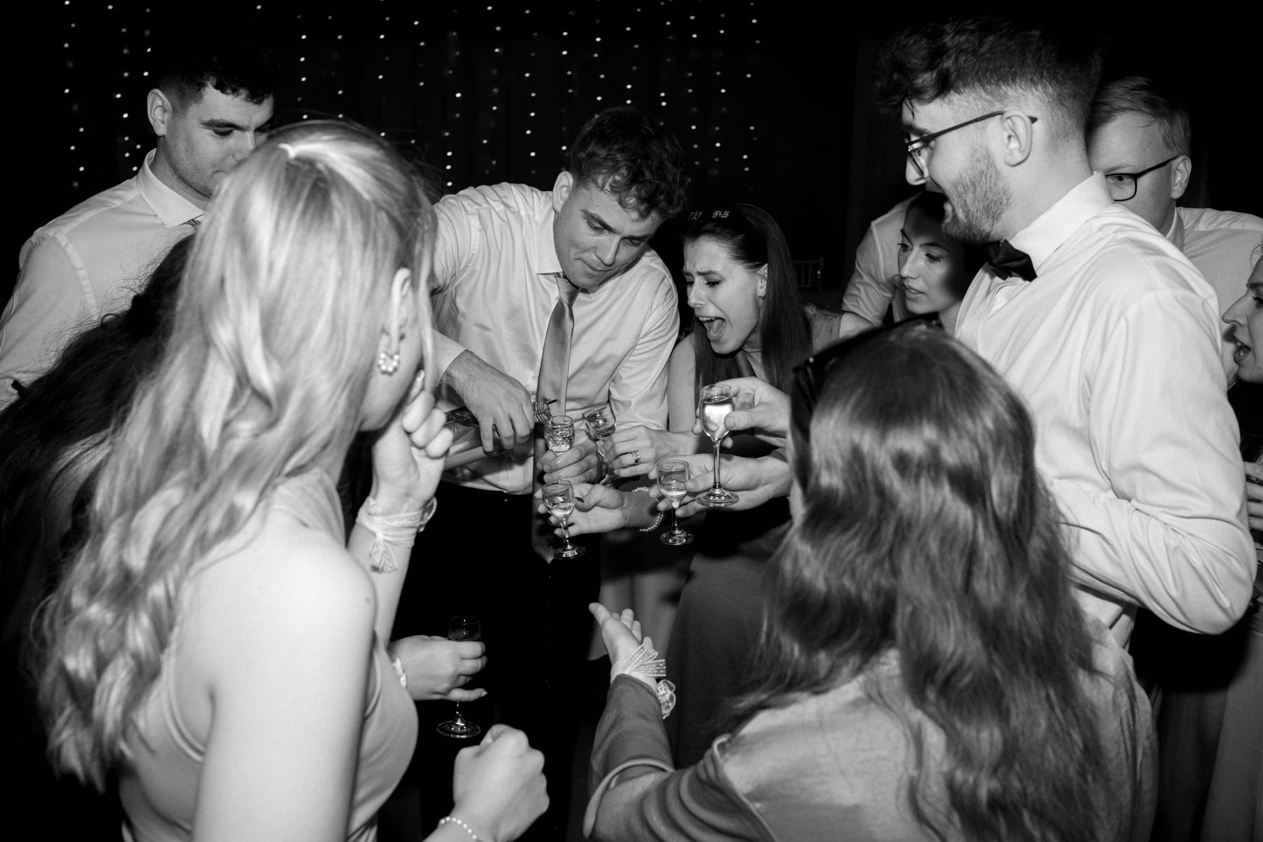 Svadobná party fotografia plná pohybu a emócie.