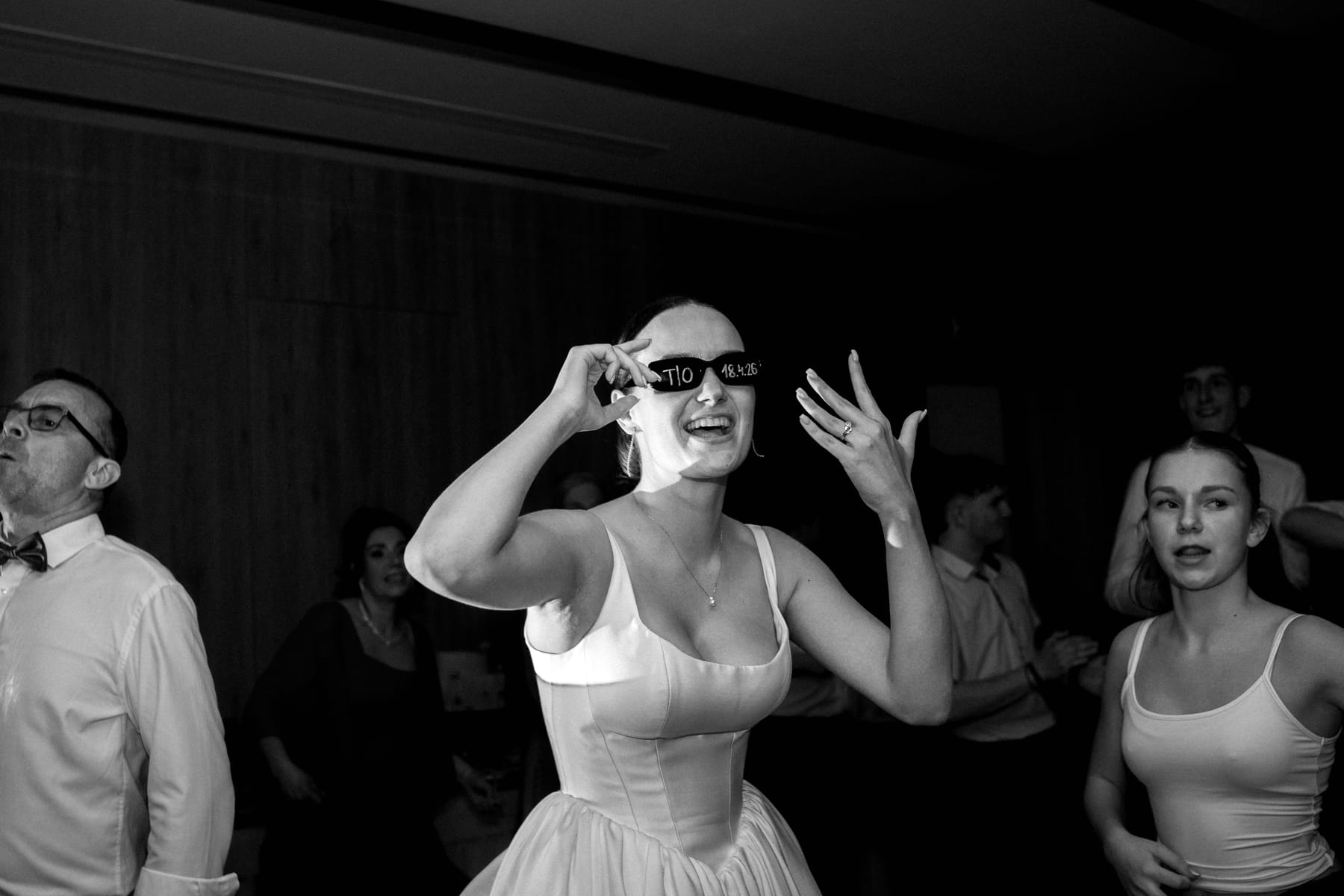 Svadobná party fotografia plná pohybu a emócie.