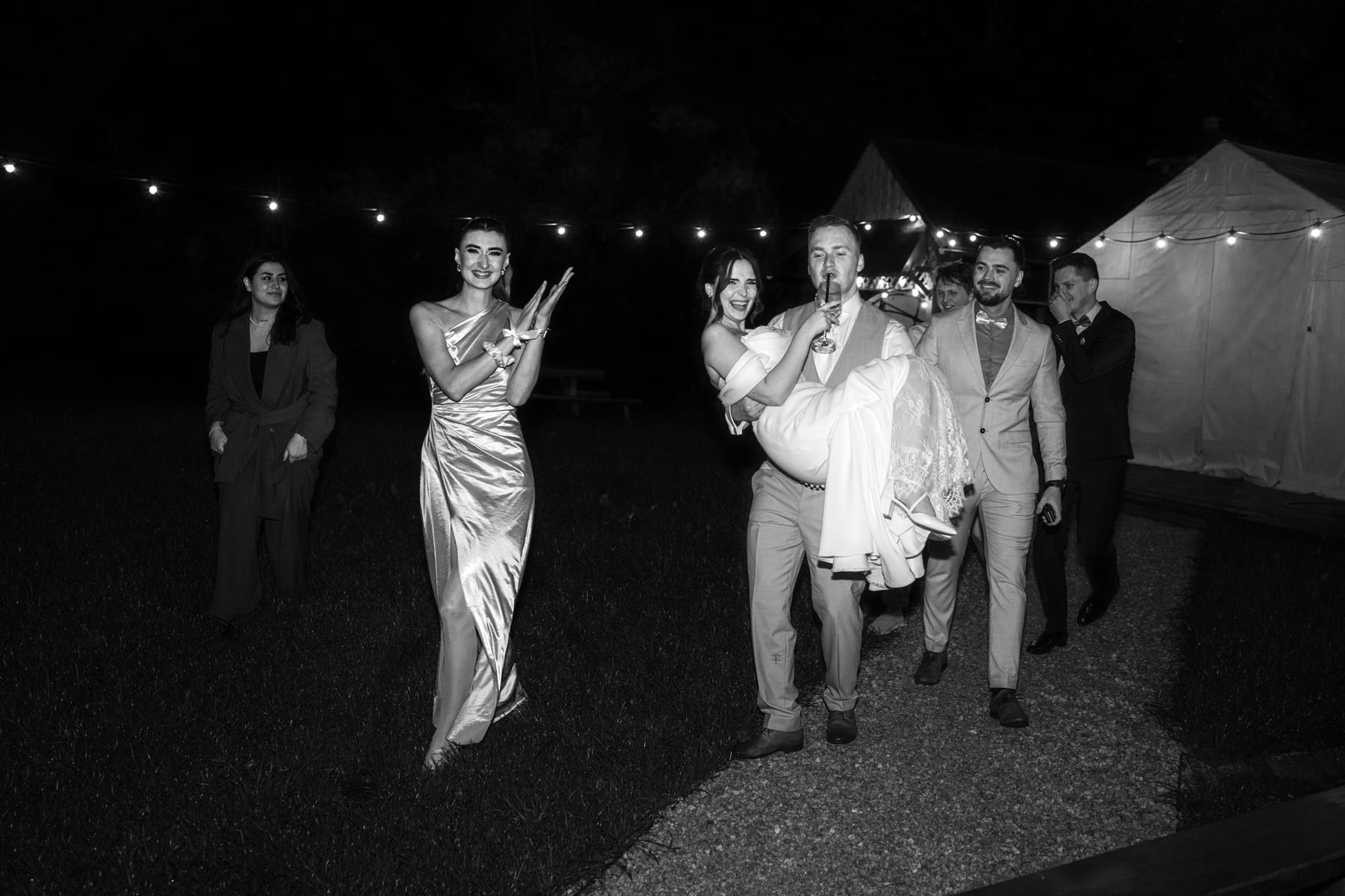 Svadobná party fotografia plná pohybu a emócie.