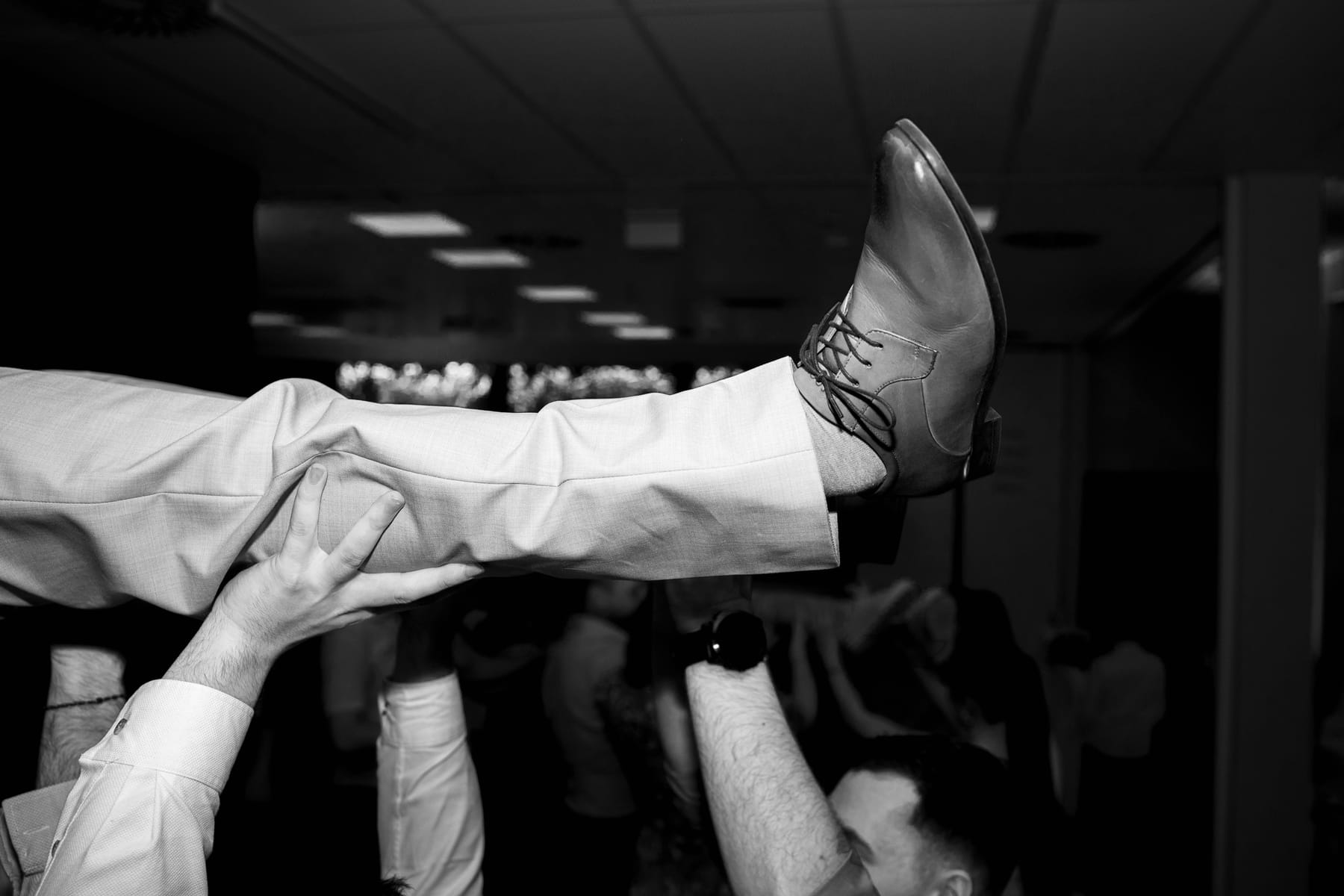 Svadobná party fotografia plná pohybu a emócie.