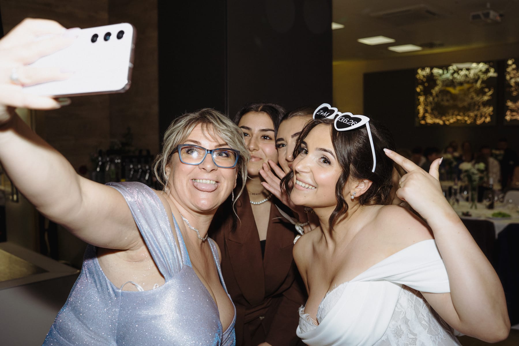 Svadobná party fotografia plná pohybu a emócie.